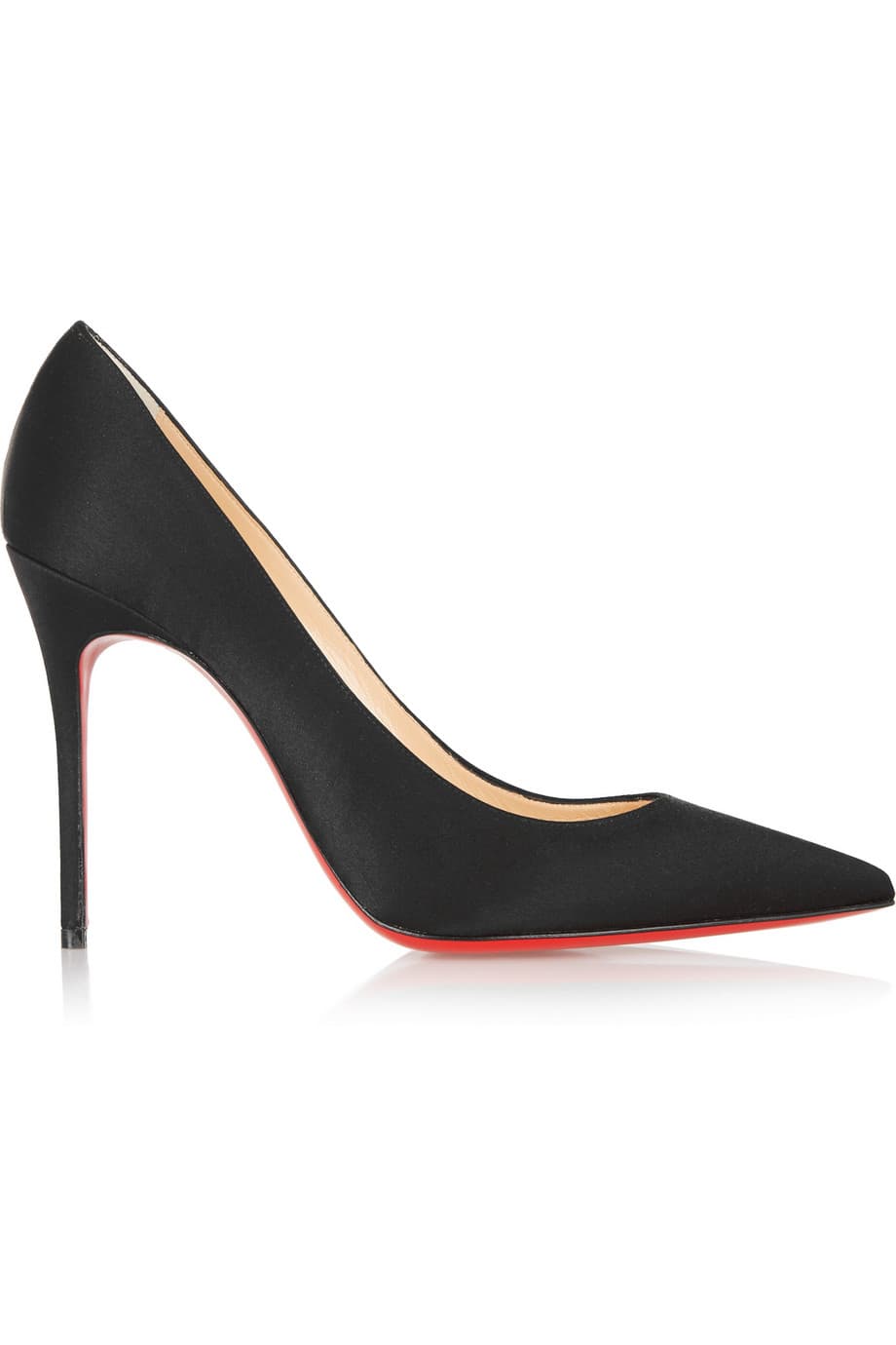 Must necesario. Unos pumps negros de tacón mediano serán los zapatos que más uses a lo largo de tu vida. No tienen fecha de caducidad, te ves bien vestida para cualquier evento sin estar incomoda y combinan a la perfección con todo tu armario. Pumps Christian Louboutin: 625 USD.
