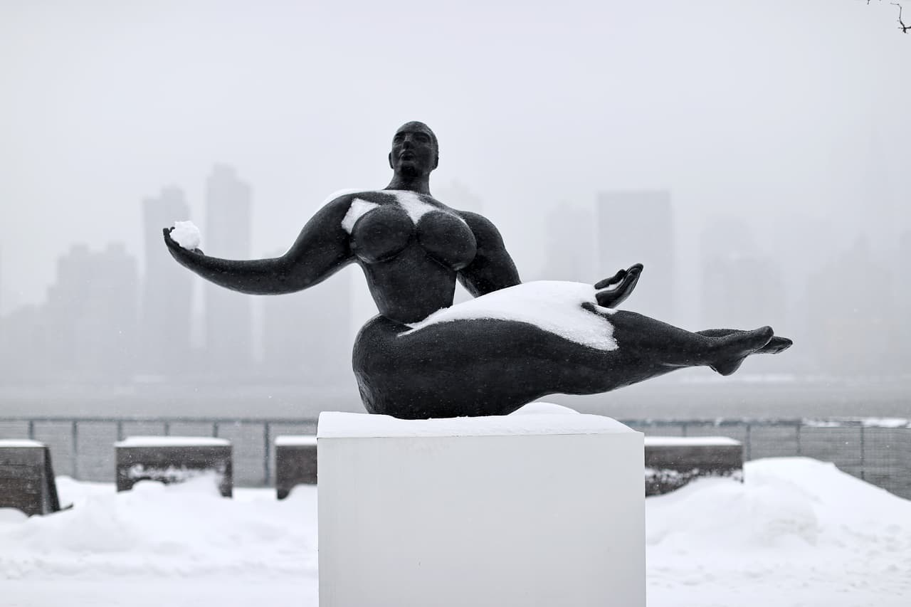 La estatua de la Mujer Flotante se ve en el Parque Estatal Gantry en Long Island City