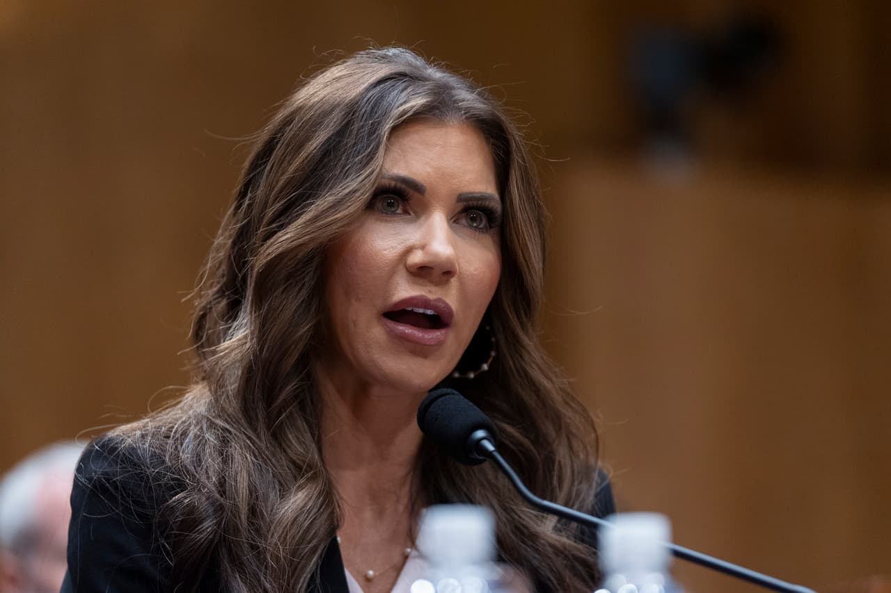 La secretaria Noem acusa a un inmigrante de querer asesinar a Trump: las investigaciones señalan que no es culpable