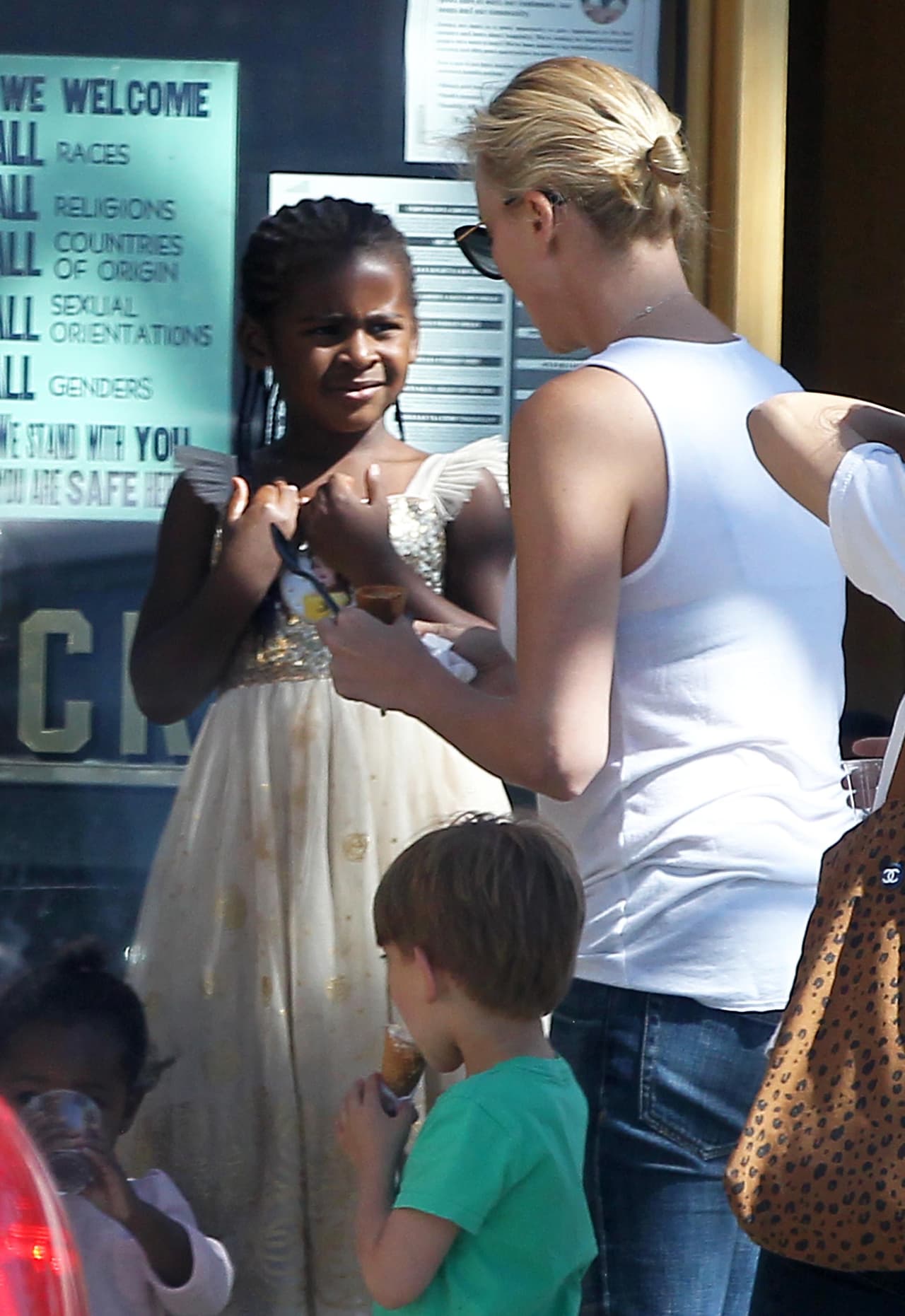 En el mundo del espectáculos se ha incrementado una tendencia de vestimenta para los hijos de algunos famosos.