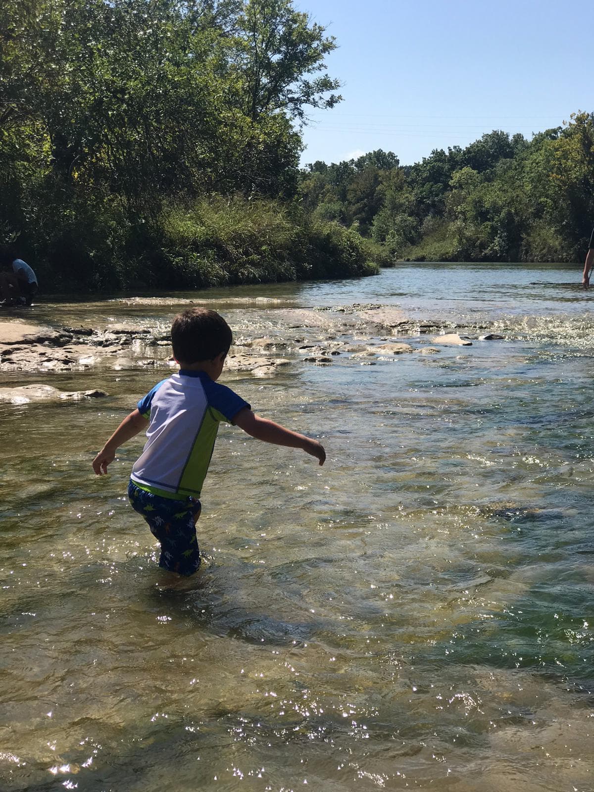 Existen senderos para caminar dentro de Dinosaur Valley. La visibilidad depende de la temporada y oficiales del parque recomiendan hablar y informarse de ante mano sobre los senderos disponibles.