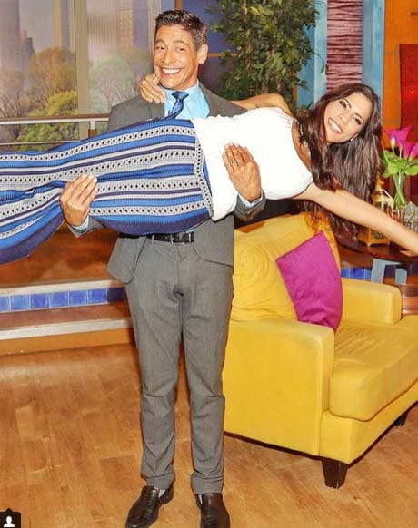 "El trabajo se hace divertido cuando a nuestro alrededor trabajan personas divertidas también!! Johnny Lozada dijo que podía y si pudo! Bueno... Teniendo en cuenta "lo muuuchoo que peso" @ALTAimages gracias por la foto!", contó Francisca. (Octubre 6, 2015)