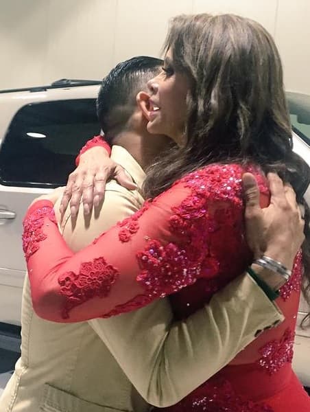 Tras bambalinas, Lucía se encontró con Espinoza Paz y se dieron un cálido abrazo.