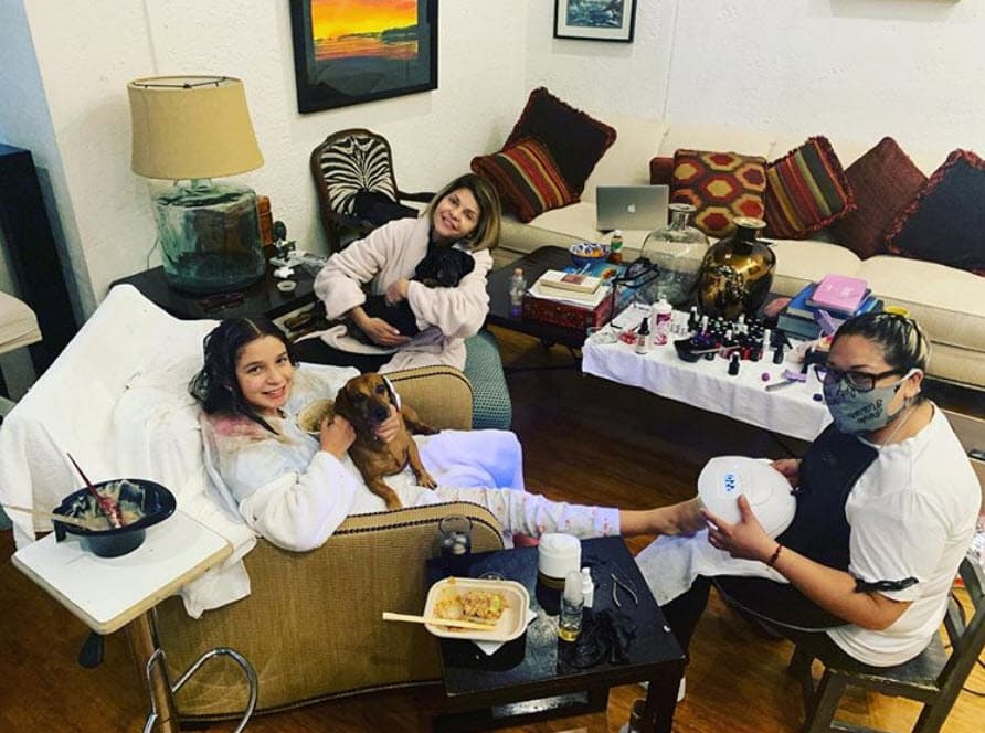 El pasado 5 de julio, la actriz compartió 
<b><a href="https://www.instagram.com/p/CCR1Ql8g1j6/" target="_blank">esta foto</a></b> en la que aparece con 
<b><a href="https://www.univision.com/famosos/la-hija-de-itati-cantoral-celebro-su-cumpleanos-junto-a-julia-la-hija-de-mayrin-villanueva-fotos" target="_blank">su hija María Itatí</a> </b>abrazando a Pluto mientras recibían un spa en casa durante la cuarentena por el coronavirus. 
<br>