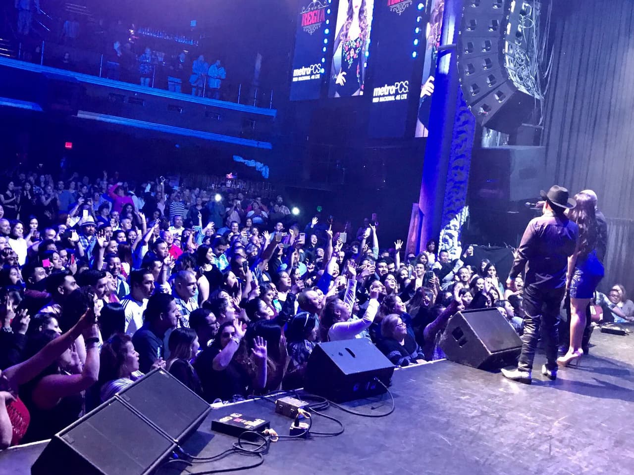 'El Bueno, La Mala y El Feo' se robaron el show durante concierto privado en Los Ángeles.