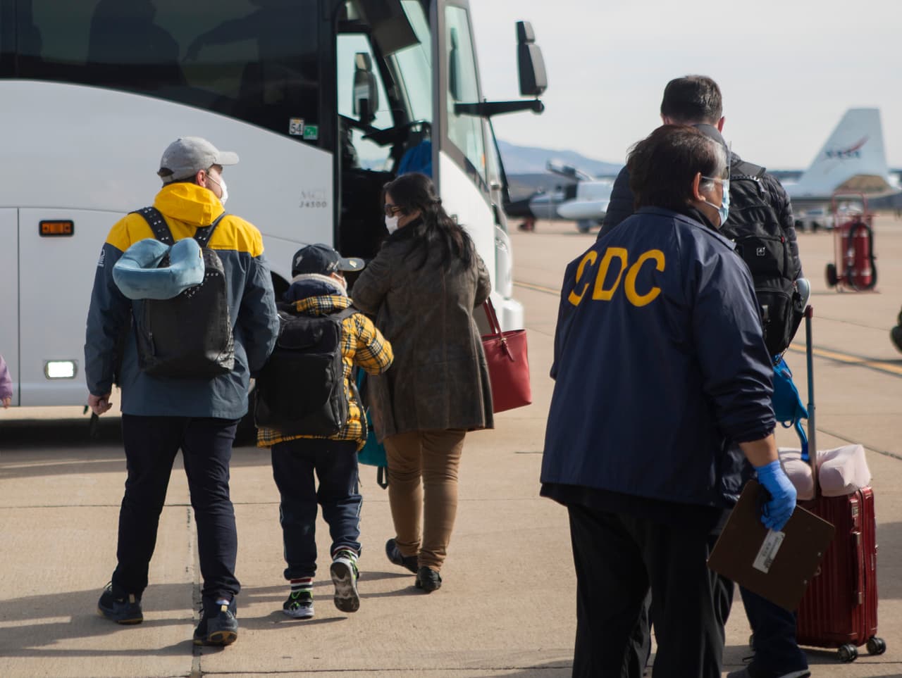 Reúnase con los miembros de su hogar, parientes y amigos para discutir los planes que seguirán si se declara una pandemia y cuáles son las necesidades especiales de cada persona.