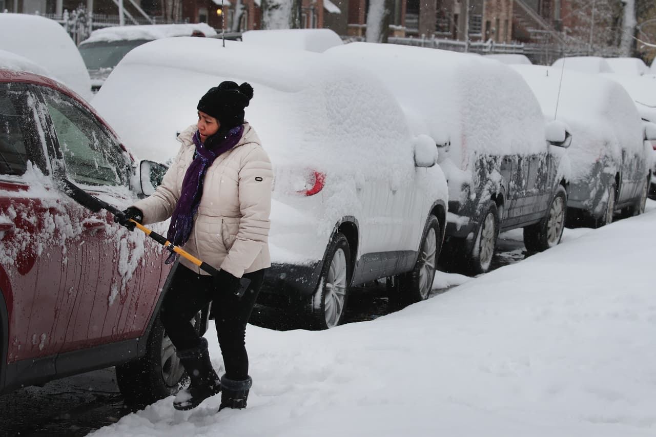 Quitar la nieve y el hielo de los autos es una tarea complicada que hay que tomar con paciencia.