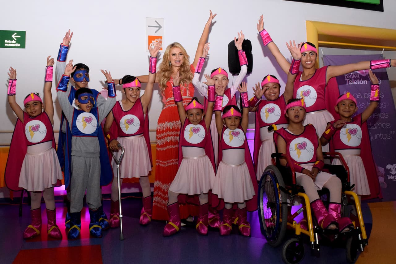 Posando con las pequeñas heroínas.