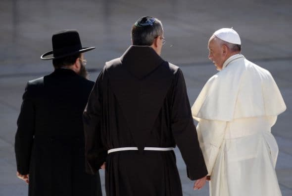 Es considerada una ciudad sagrada por tres de las mayores religiones monoteístas: el judaísmo, el cristianismo y el islam.