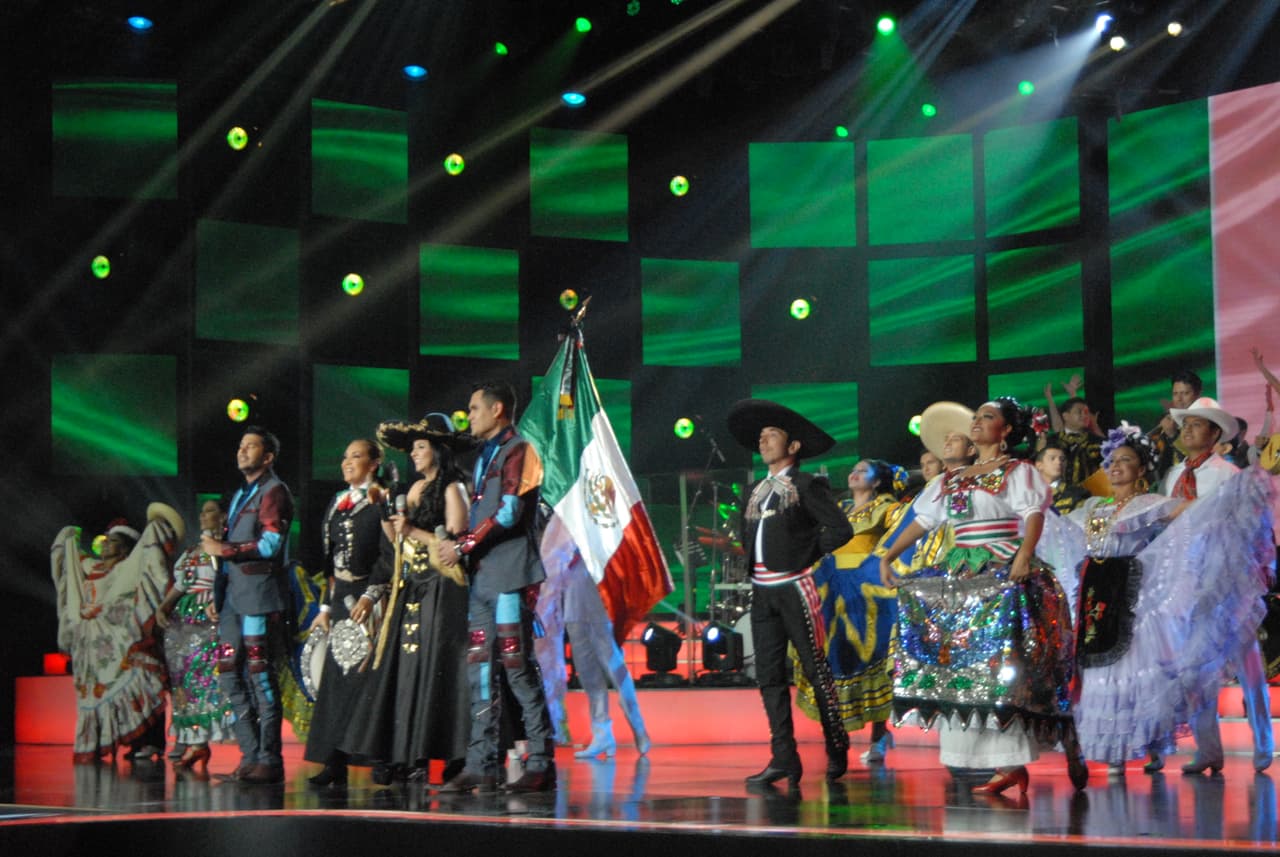 Al final del acto de apertura ondeó la bandera mexicana.