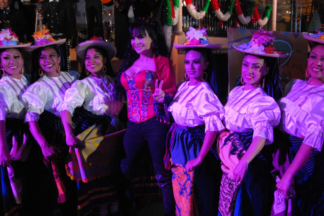 Las chicas estaban muy emocionadas de tomarse fotos con Maribel, que lució súper sexy, tampoco se olvidó de llevar su escotazo.