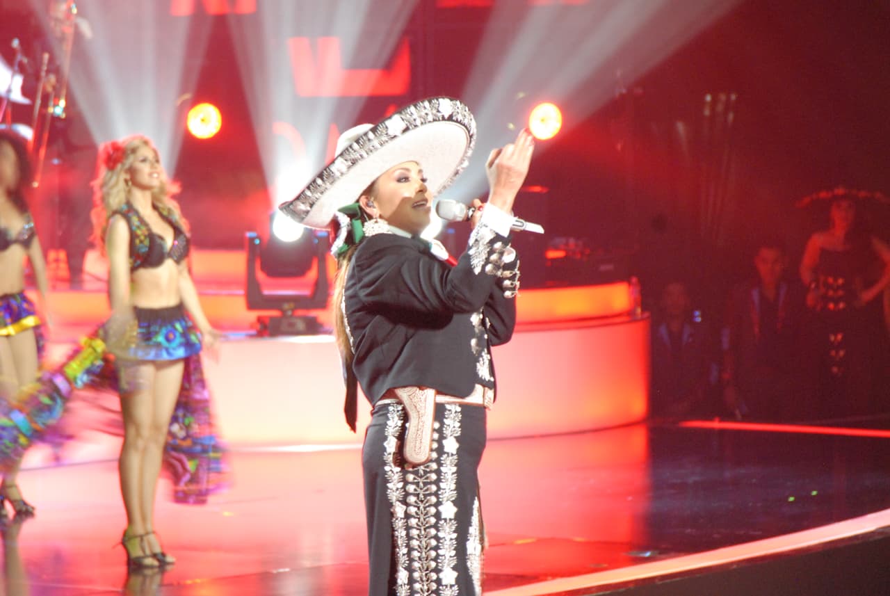 La cantante Aida Cuevas se encargó de abrir el espectáculo musical.