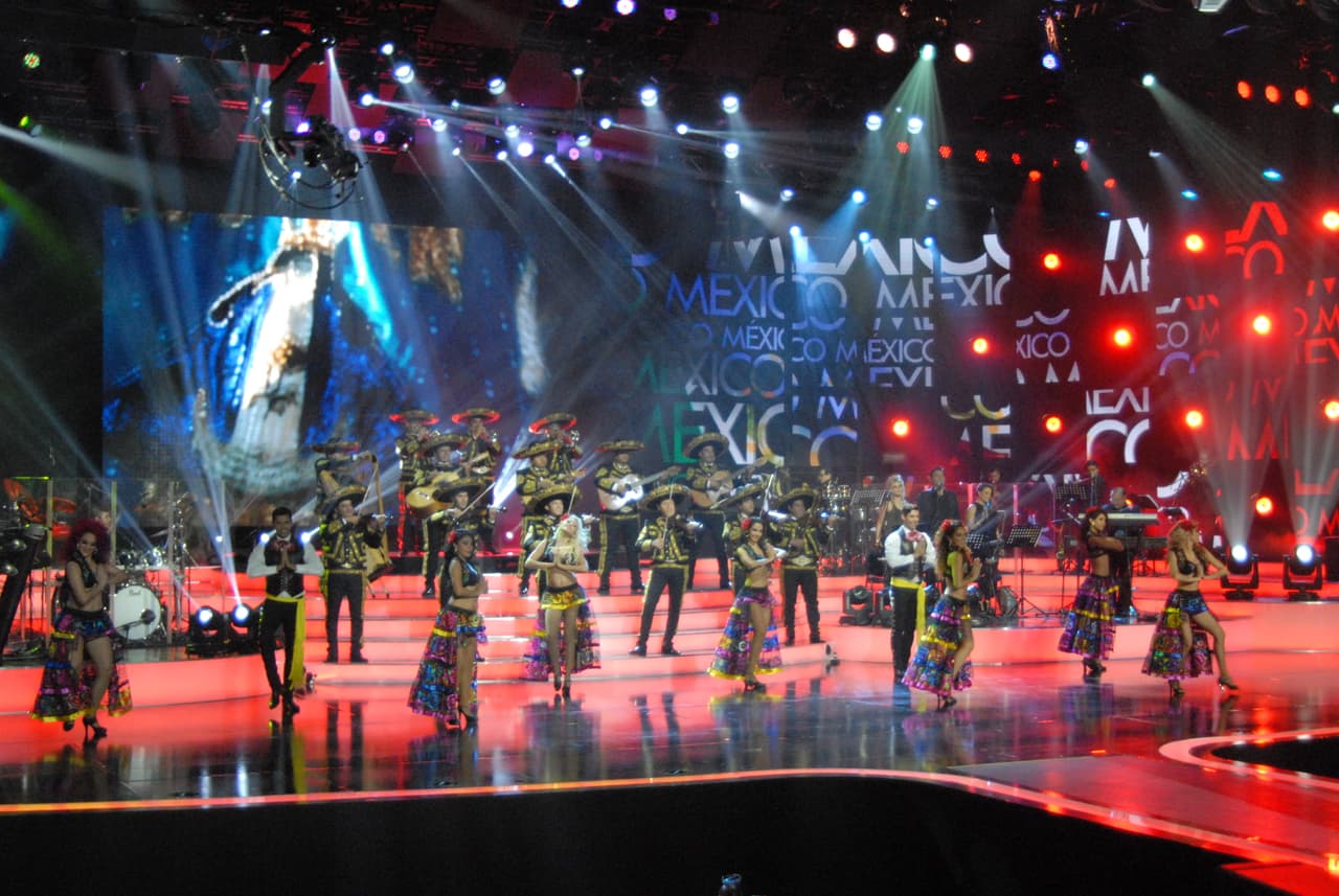 El ballet estuvo integrado por bellas mujeres y galanes que vistieron el típico traje de charro.