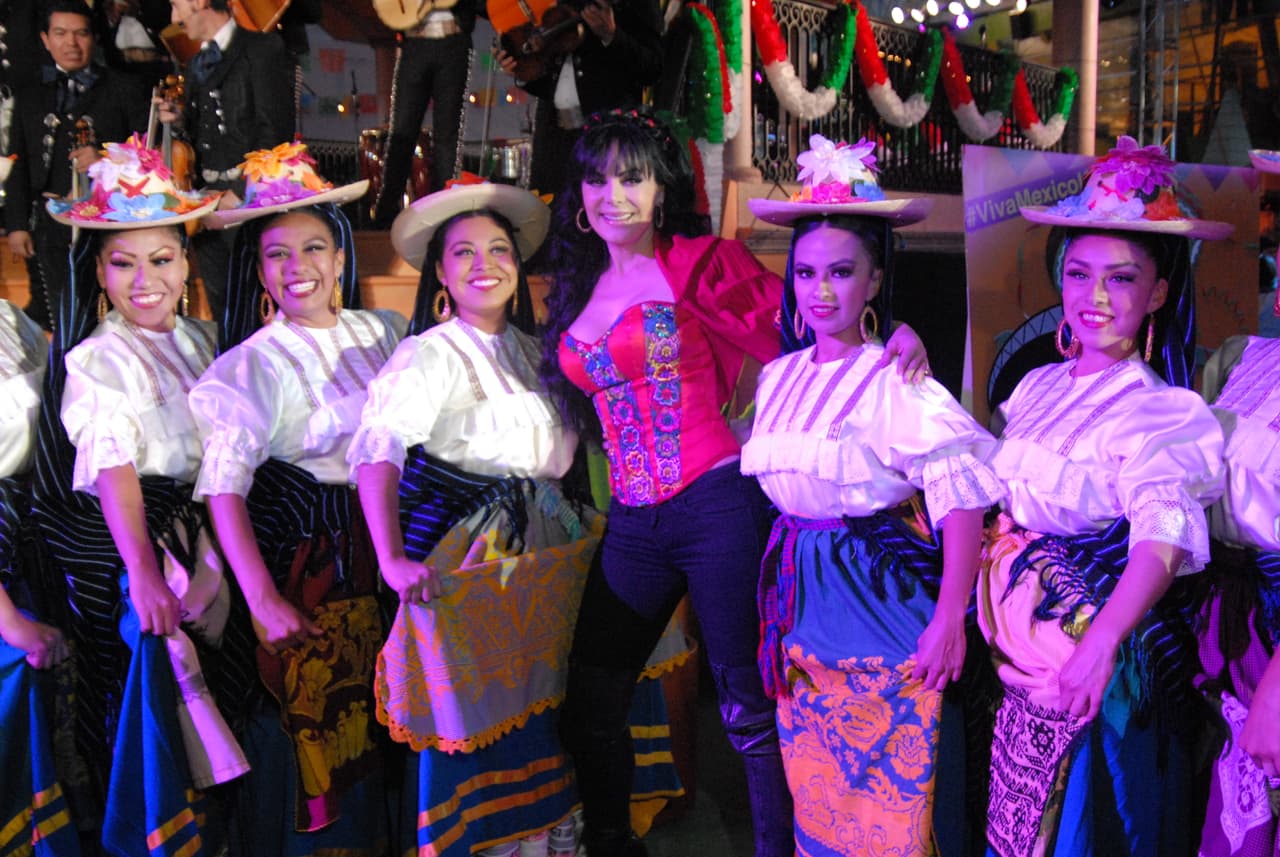 Maribel no dejó de tomarse fotos con el ballet que amenizó la velada.