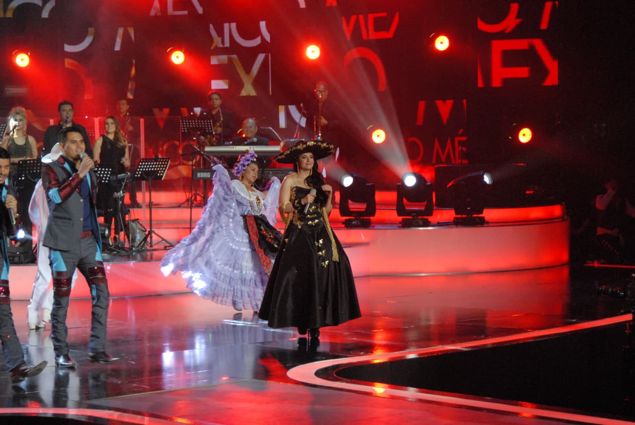 Luego se unió Graciela Beltrán, que con todo el sentimiento cantó y mostró su espectacular vestido.