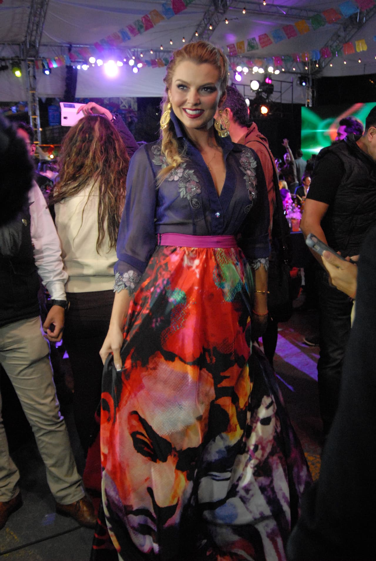 Marjorie de Sousa llegó bellísima a la Fiesta Mexicana 2015 y presumió este espectacular vestido inspirado en la pintora Frida Khalo.