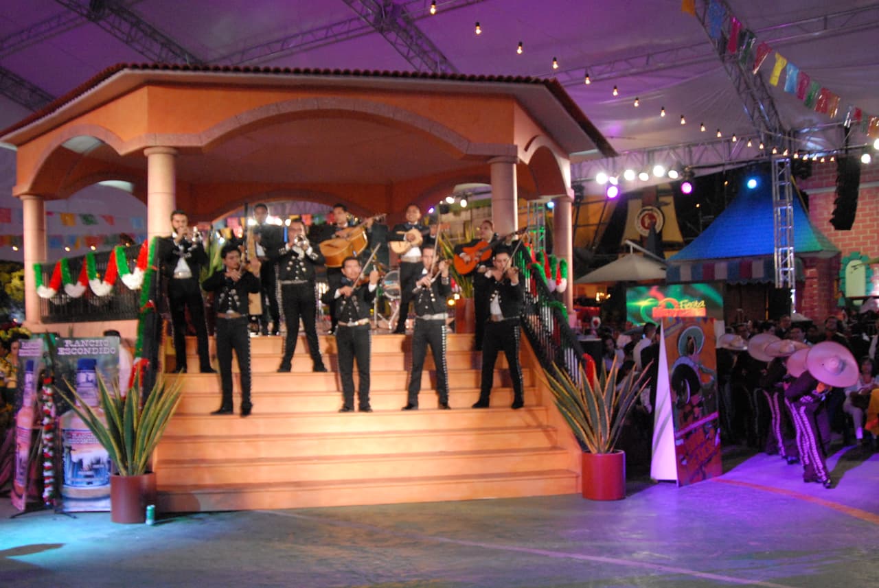 Los mariachis no paparon de tocar grandes clásicos de la canción mexicana de cantautores como José Alfredo Jimenez.