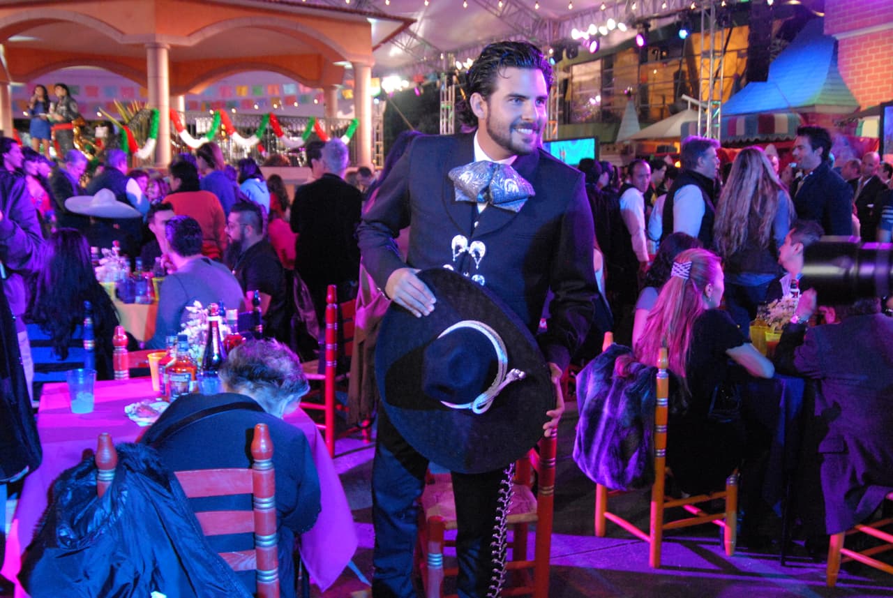 ¡Sorpresa! El polémico Gerardo Bazua también apareció en la celebración, vestido de charro y listo para cantar 'Granada'.