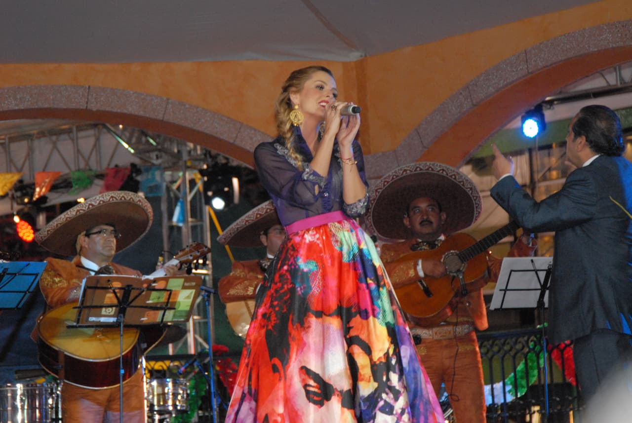 Minutos después Marjorie subió al escenario para interpretar uno de los grandes clásicos de Joan Sebastian, 'Tatuajes', una canción que asegura le enchina la piel.