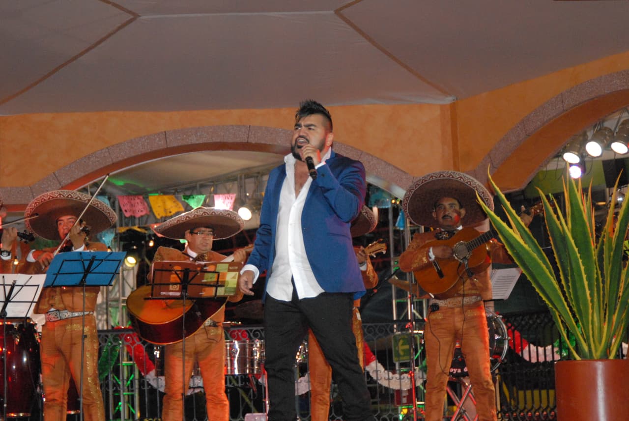 Más tarde subió al escenario para compalcer con su voz a todos los invitados, que pudieron ser testigos de lo bien que interpreta la canción ranchera.