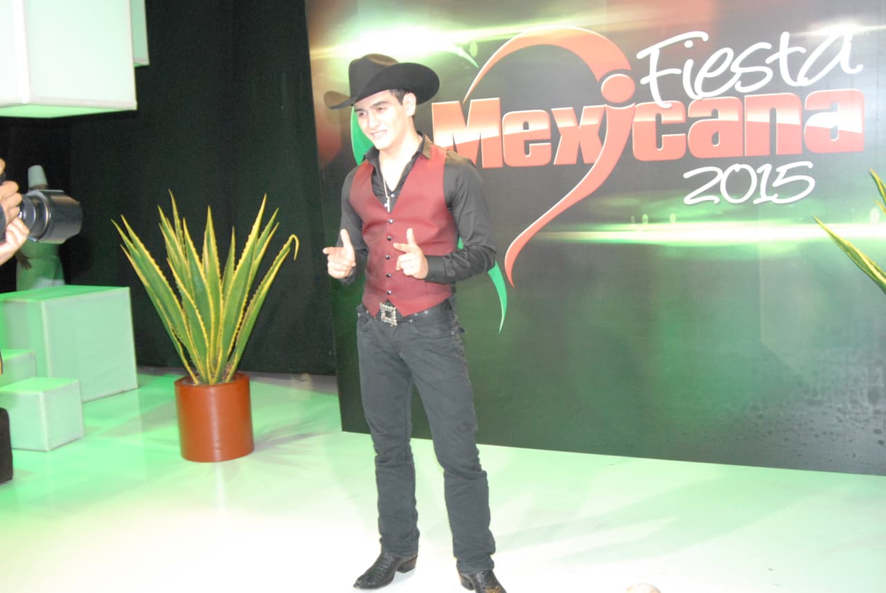 Julián Figueroa no podía faltar a la celebración, él también se dejó ver como un apuesto 'cowboy'.