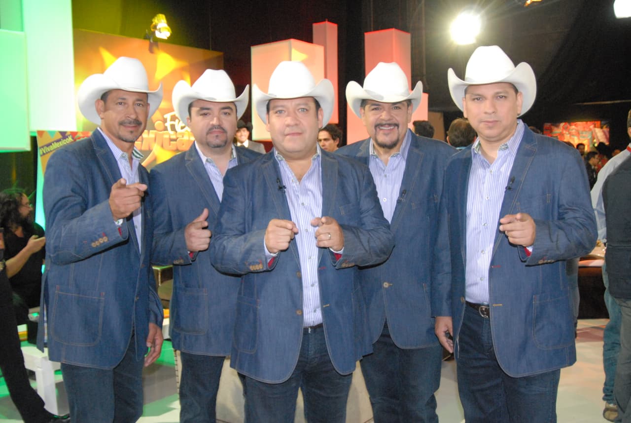Grupo Pesado cantó durante el festejo musical que estuvo lleno de estrellas y mucho folclore mexicano...