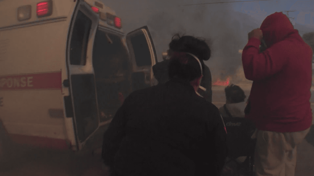 Las ráfagas de viento y el humo alertaban a los presentes sobre el inminente peligro de las cercanía de las llamas.