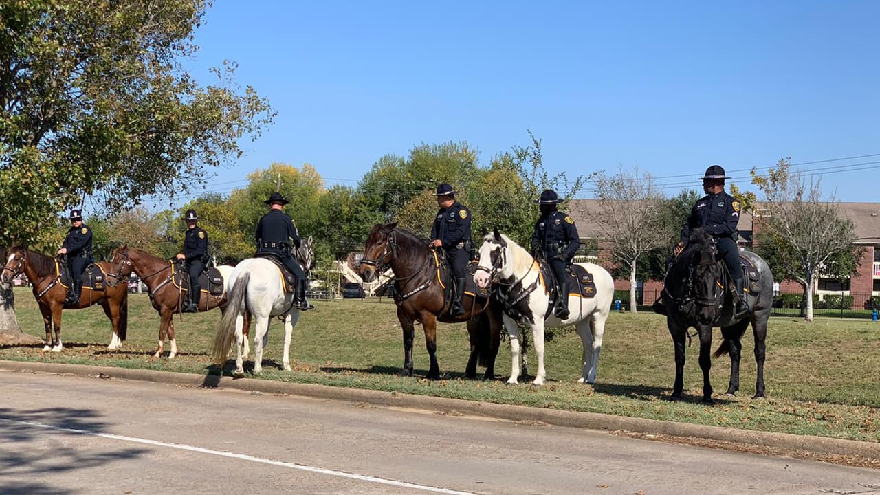 Elementos de la policía montada de Houston estuvieron presentes para rendir honores al sargento Robert Soliz.
