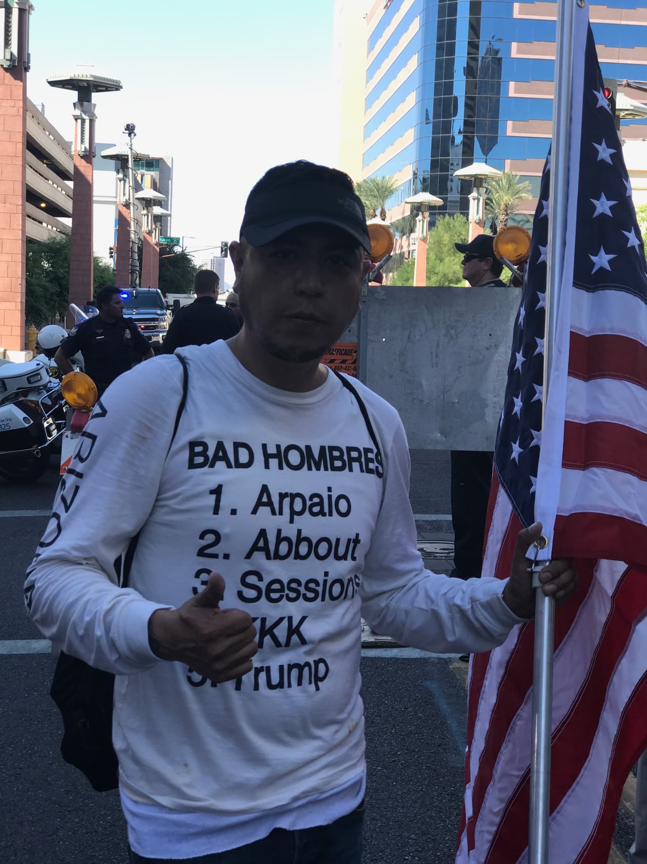 Un manifestante en contra de las políticas de Donald Trump.