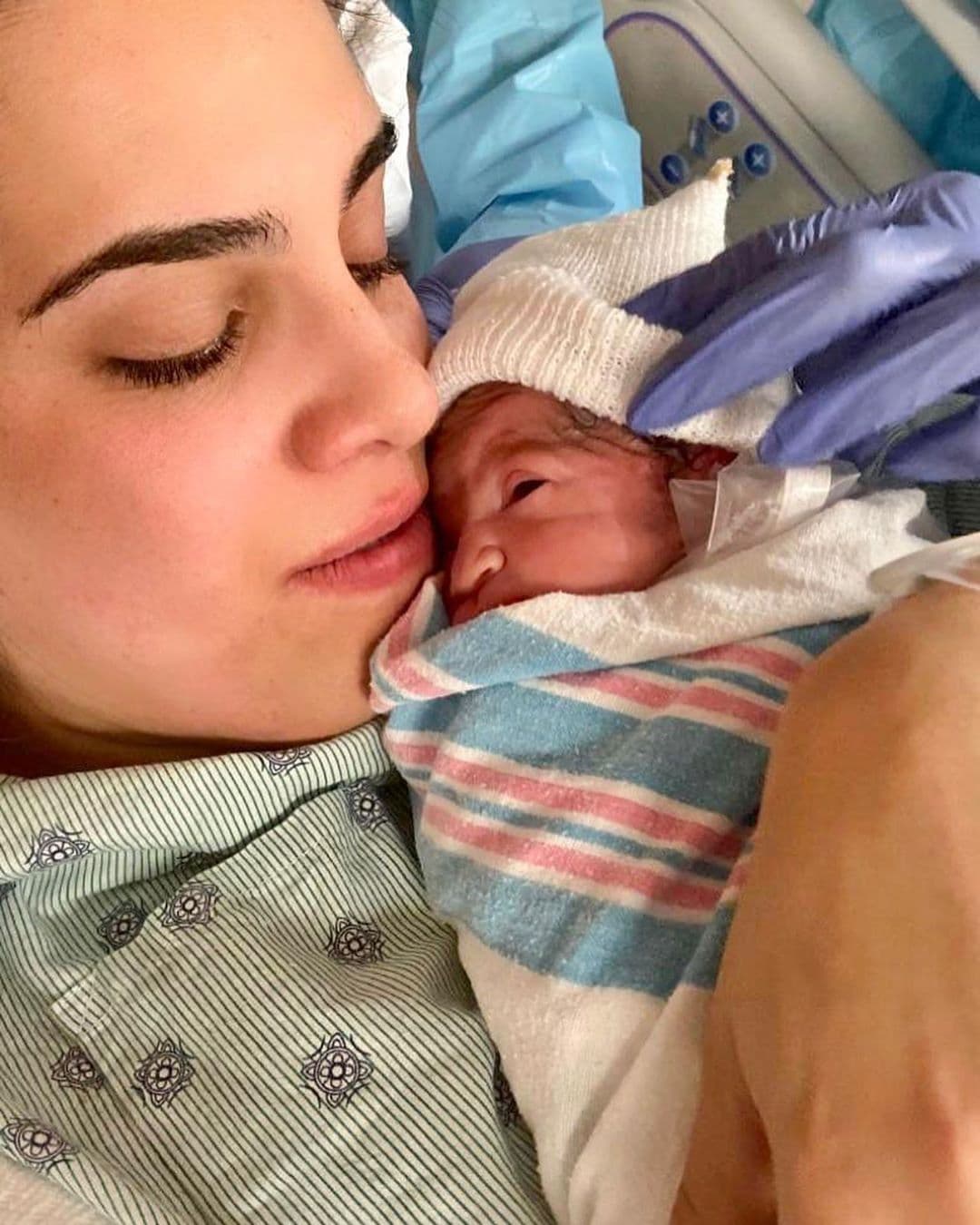 "Hoy celebramos doble. Soñé muchos años con ser tú mama y hoy finalmente celebro a tu lado está bendición: mi primer Día de las Madres", compartió Andrea Chediak junto a una serie de fotos con Diego en sus brazos.