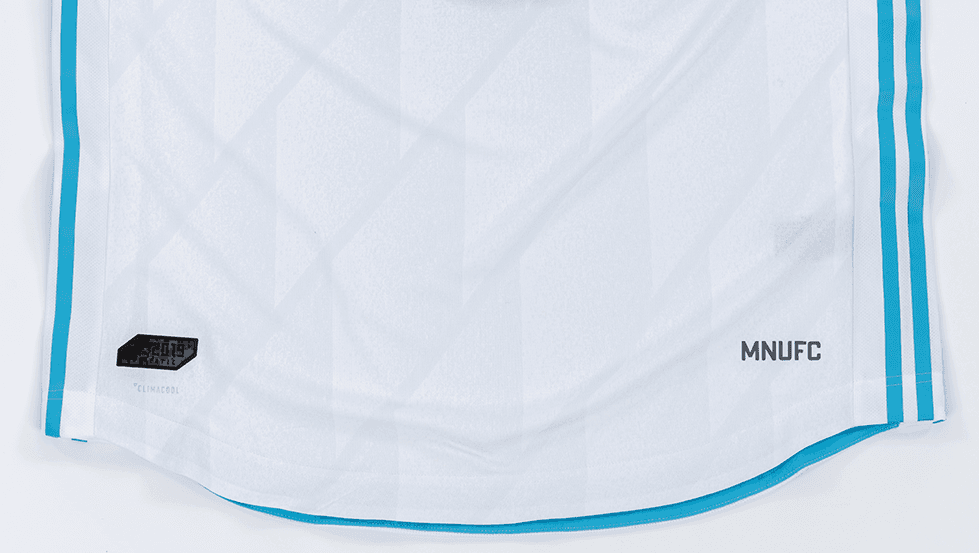 El hielo, la nieve y el viento se sugieren en el frente del uniforme. (Minnesota United FC)