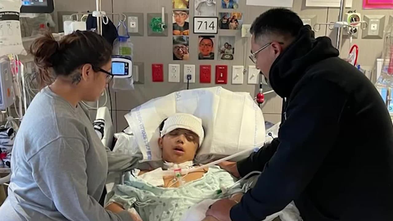 <b>Un adolescente recibe cinco disparos de un conductor furioso: se debate entre la vida y la muerte</b>
<br>
<br>Un adolescente fue baleado cuando iba en el asiento del copiloto del auto de su hermana. El sospechoso iba en una camioneta y, al parecer, se molestó luego de que le sonaran el cláxon tras haber hecho una maniobra peligrosa al volante.