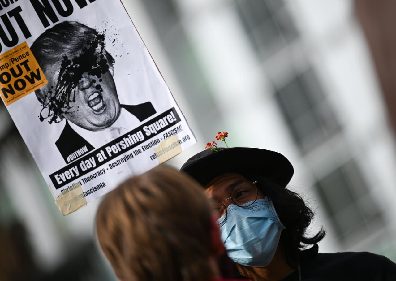 Un manifestante sostiene un cartel en un mitin de Rechazar el Fascismo que pide que se cuenten todos los votos, en el centro de Los Ángeles, California, el 5 de noviembre de 2020 mientras el país esperaba el resultado de las elecciones presidenciales de Estados Unidos del 3 de noviembre.