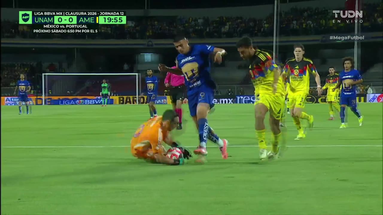 ¡No te lo creo! Guillermo Martínez acaba de fallar la más clara para Pumas