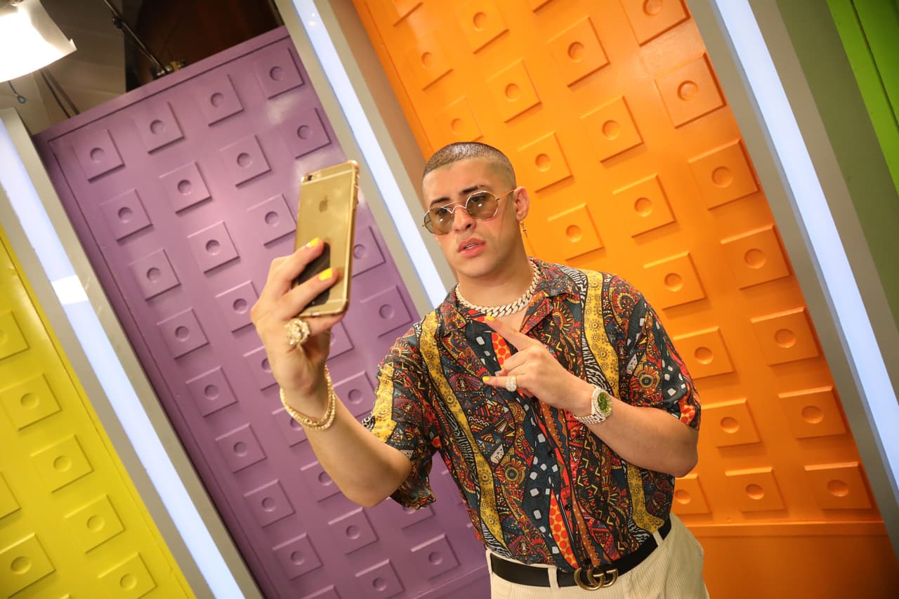 Bad Bunny aprovechó para tomarse una 'selfie' y someterse a la aplicación que los hacía lucir como viejitos.