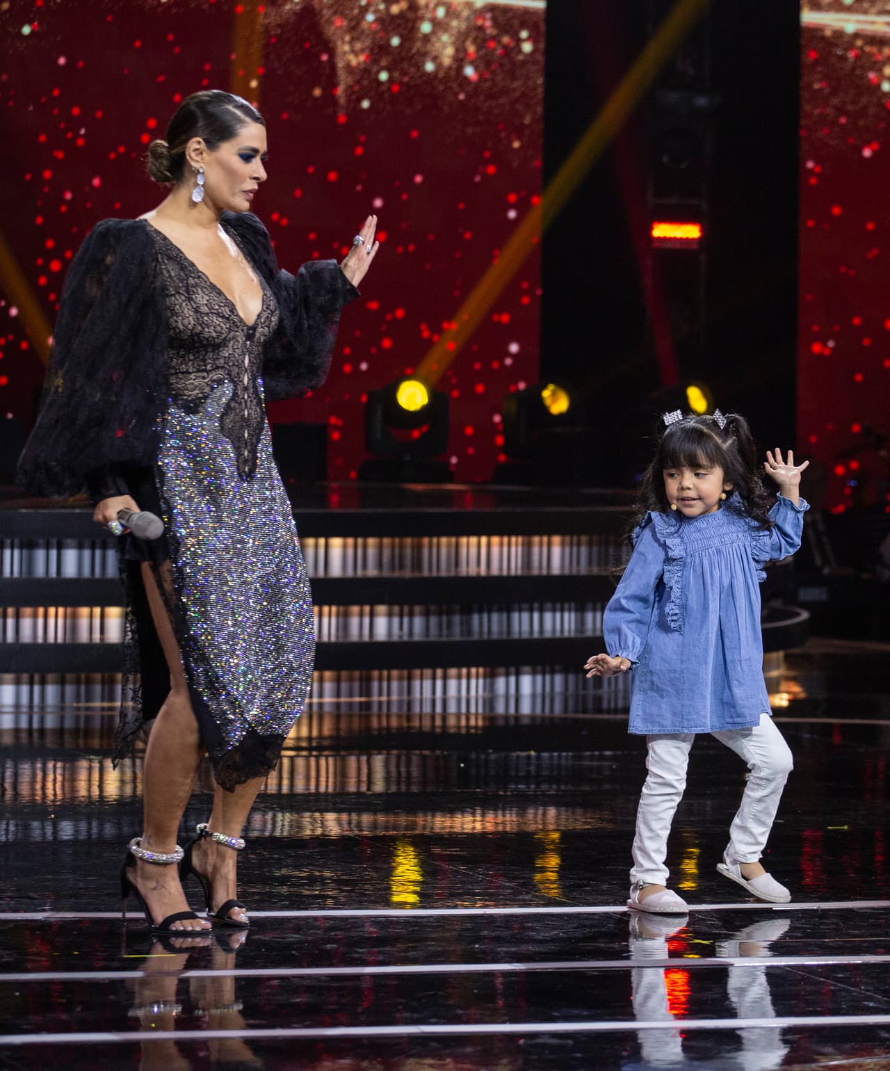 Apenas se conocieron, Gali y su paisanita se hicieron comadres y hasta unos pasos de baile hicieron juntas.