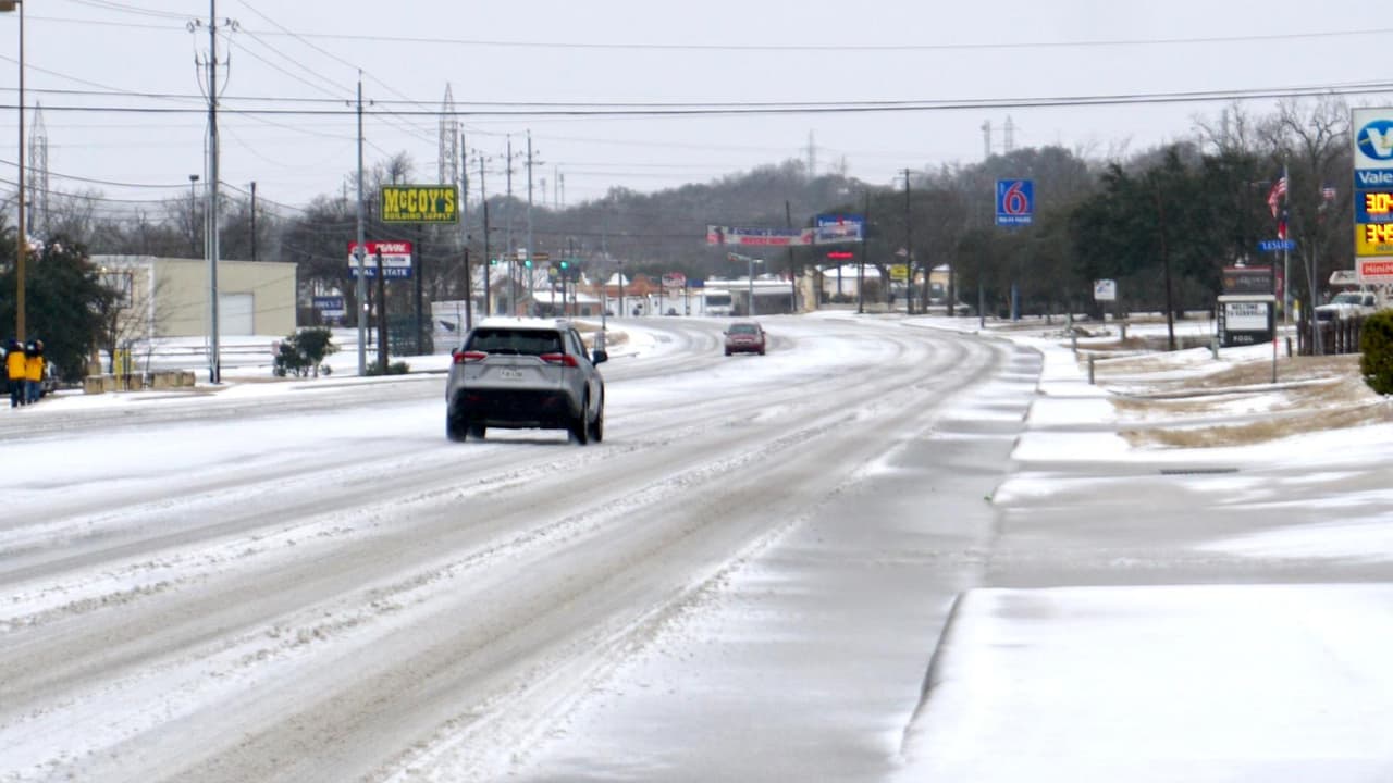 El sur de Texas continúa bajo condiciones congelantes por la
<a href="https://www.univision.com/local/san-antonio-kwex/carros-carreteras-fotos-hielo-aguanieve-texas-tormenta-invernal-fotos">tormenta invernal</a>.