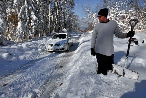 En Nueva York, más de 100 conductores en las carreteras del oeste quedaron atrapados durante más de un día.