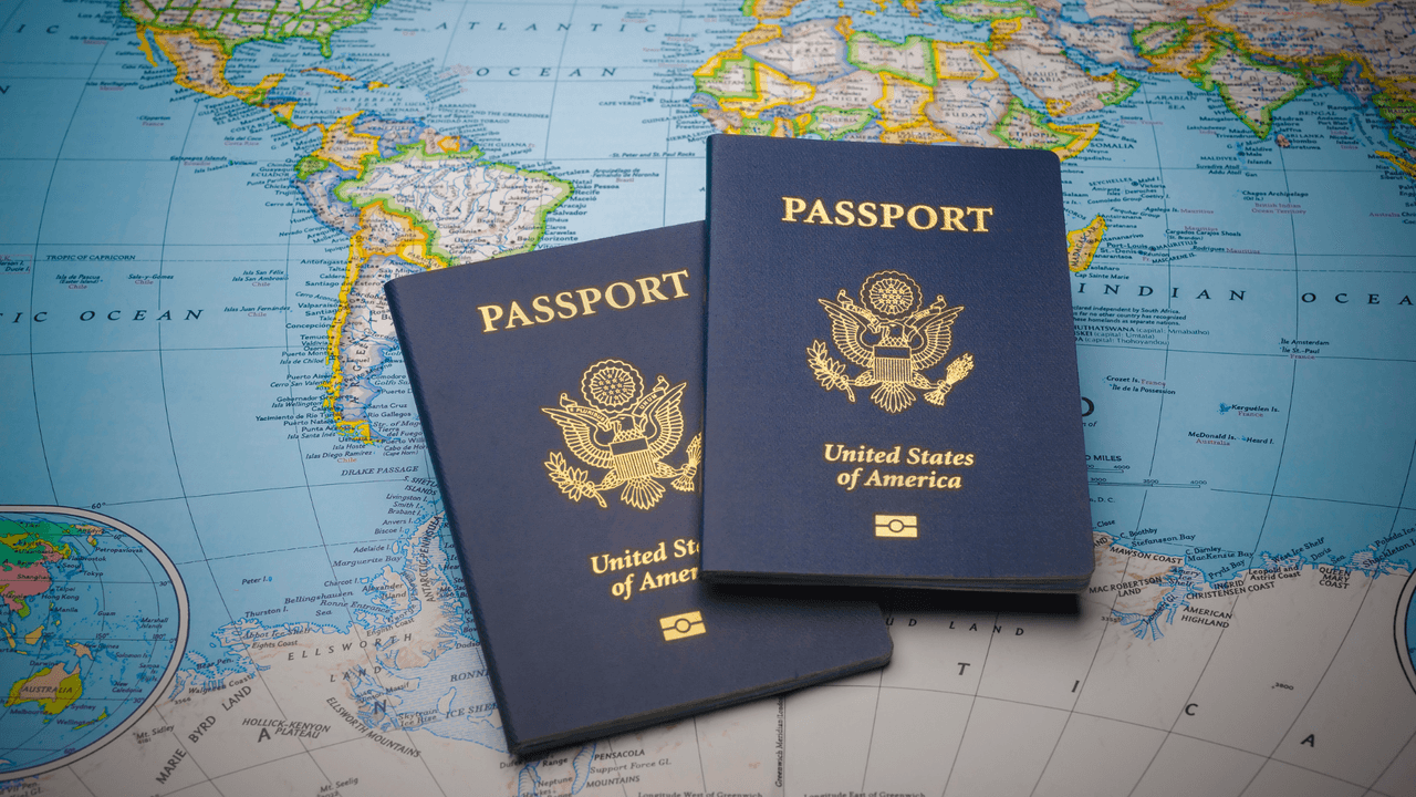 <h2 class="cms-H2-H2"><b>¿Cómo impacta el REAL ID a personas indocumentadas?</b></h2>
<br>Hay estados donde sí se permite que se den identificaciones a personas que no puedan demostrar que su presencia en el país es legal, de acuerdo con el Departamento de Seguridad Nacional (DHS), pero no se pueden usar para lo que REAL ID permite hacer. En Texas, para conseguir estas identificaciones, es necesario demostrar que alguien tiene presencia legal en el país, como haber entrado con una visa o ser residente permanente.