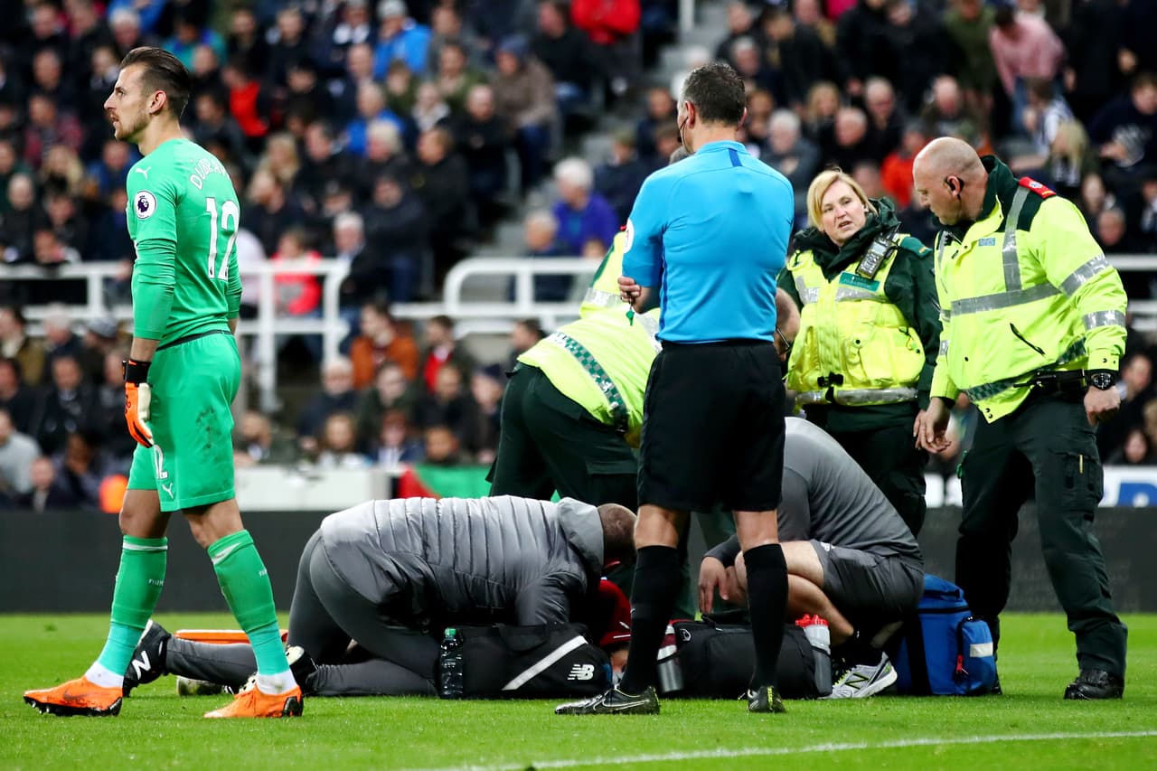 Tras varios minutos de atención en el terreno del St.James Park, Mohamed Salah fue retirado del partido al minuto 73.