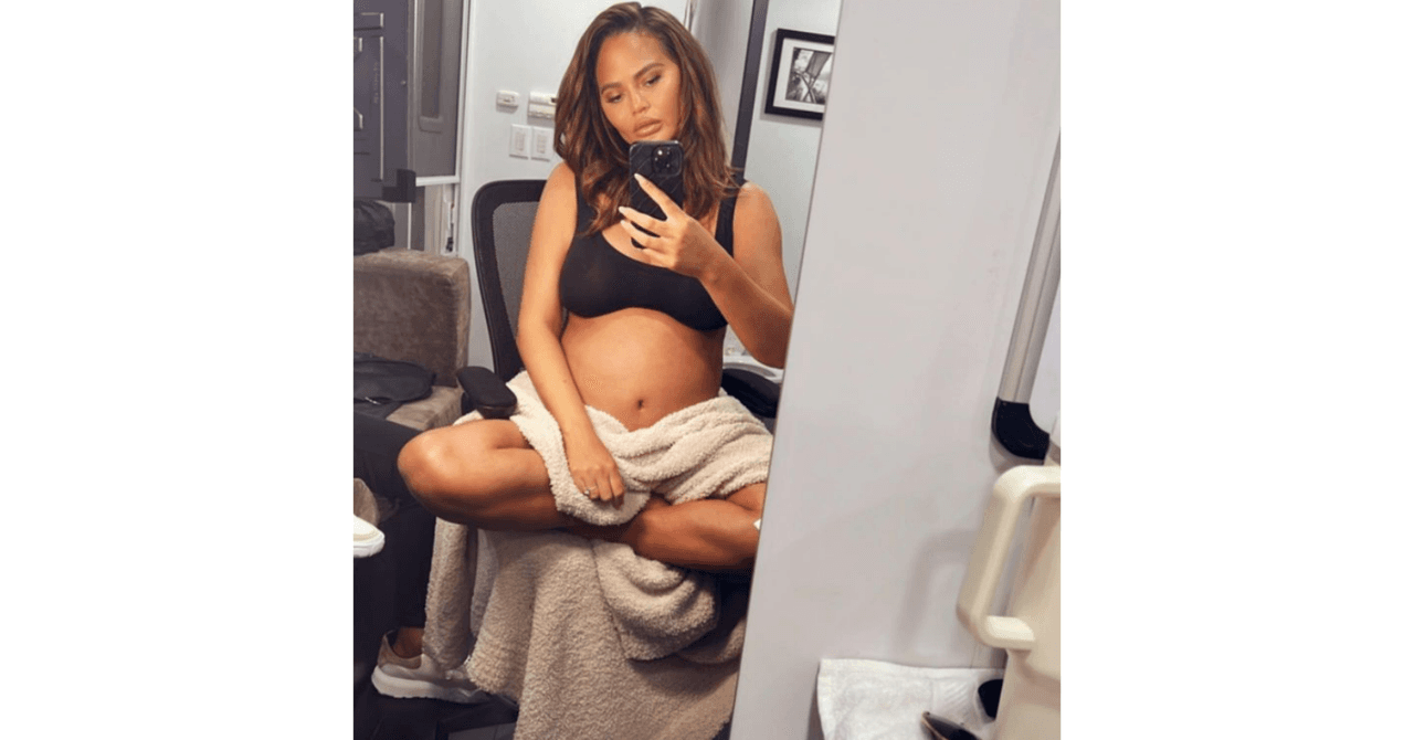 Chrissy Teigen presume su 'baby bump'