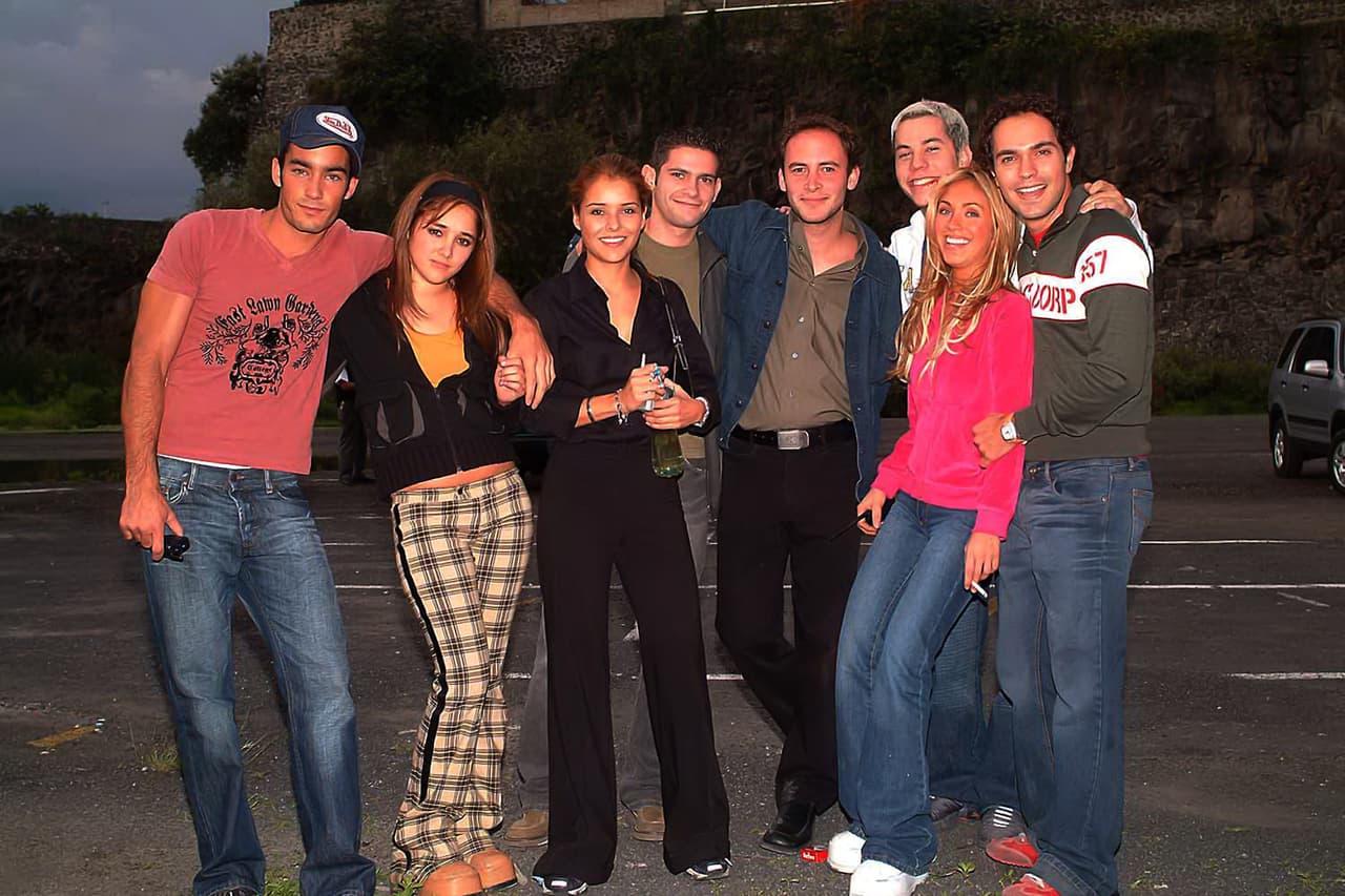 Por otra parte, la telenovela
<b> </b>
<a href="https://www.vix.com/es-es/detail/series-2629?utm_medium=internal_referral&utm_source=univision&utm_campaign=evergreen&utm_content=ed_entertainment&utm_term=slideshow" target="_blank">‘Clase 406’ (disponible gratis en ViX)</a> llegó a las pantallas chicas en 2002. Su reparto contó con celebridades como Aaron Díaz, Dulce María, Alfonso Herrera, Christian Chávez, Gretell Valdez y Sherlyn, quienes en cada capítulo conquistaron a los televidentes.