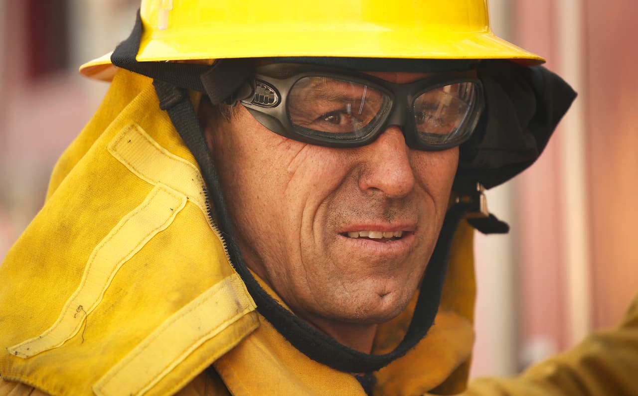 <b>La inquietud de un bombero en Ventura.</b> Los incendios al sur de California llegaron a los suburbios de Los Ángeles y
<b><a href="https://www.univision.com/los-angeles/kmex/noticias/incendios/en-fotos-asi-consumio-el-fuego-una-mansion-de-8-millones-de-dolares-en-california-fotos">calcinaron algunas viviendas multimillonarias</a></b>. El bombero Chris Calvert lucha junto a sus compañeros por contener el fuego que alcanza las mansiones.