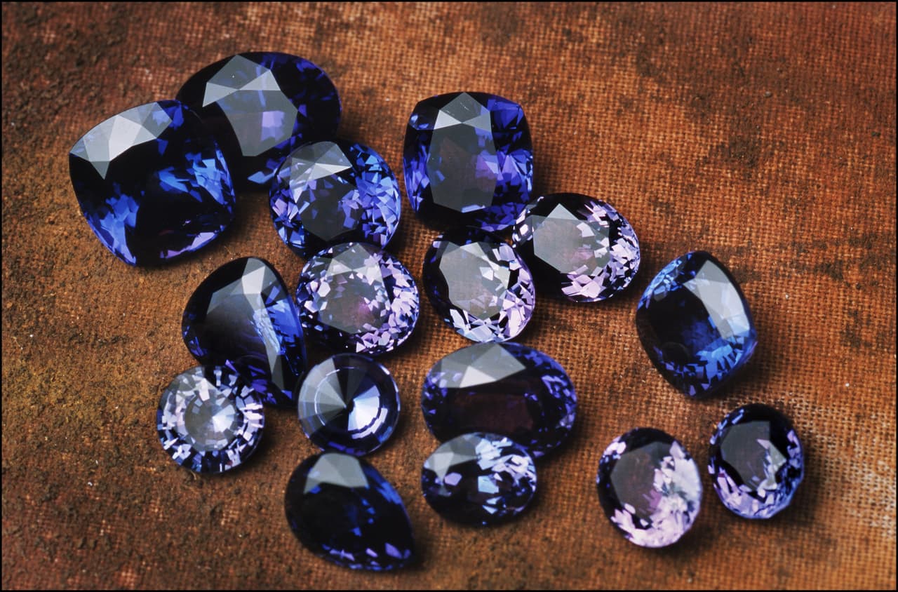La poca tanzanita que se explota en Tanzania se exporta a todo el mundo, especialmente a la India. En bruto tiene un color negruzco pero luego de ser tratada térmicamente afloran los tonos por lo que es conocida como ‘diamante azul’.
<br>