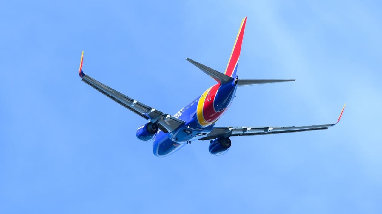 <h3 class="cms-H3-H3">Qué cambió frente a la política anterior </h3>
<br>Durante años,
<b> Southwest fue reconocida como una de las aerolíneas más flexibles con pasajeros de “talla grande”</b>. Permitía solicitar un asiento adicional
<b> sin costo permanente o comprarlo y recuperar el dinero casi siempre</b>. Ahora, con el sistema de asientos asignados, la devolución deja de ser automática. Depende de
<b>la disponibilidad real del vuelo y de que cumplas reglas más estrictas.</b>