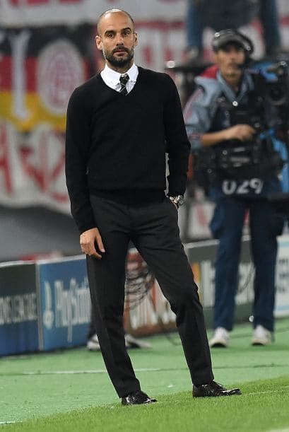 Pep Guardiola sabe cómo llevar un traje y combinarlo con las prendas adecuadas.