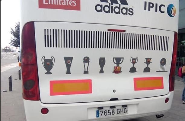 Trolean camión del Real Madrid con estampas del Barcelona