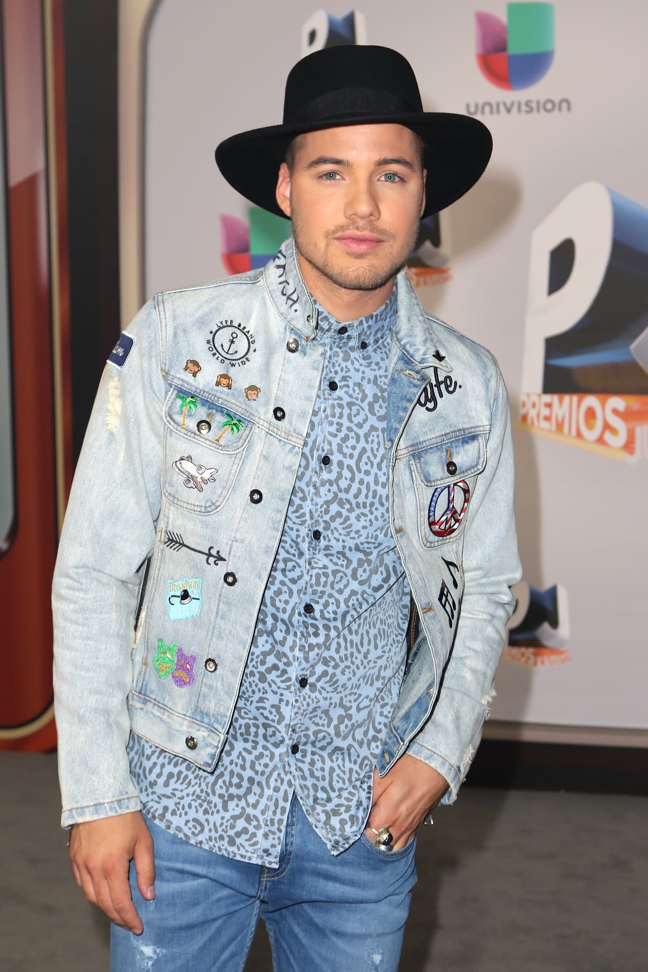 Muy bien por nuestro chico de las redes sociales.