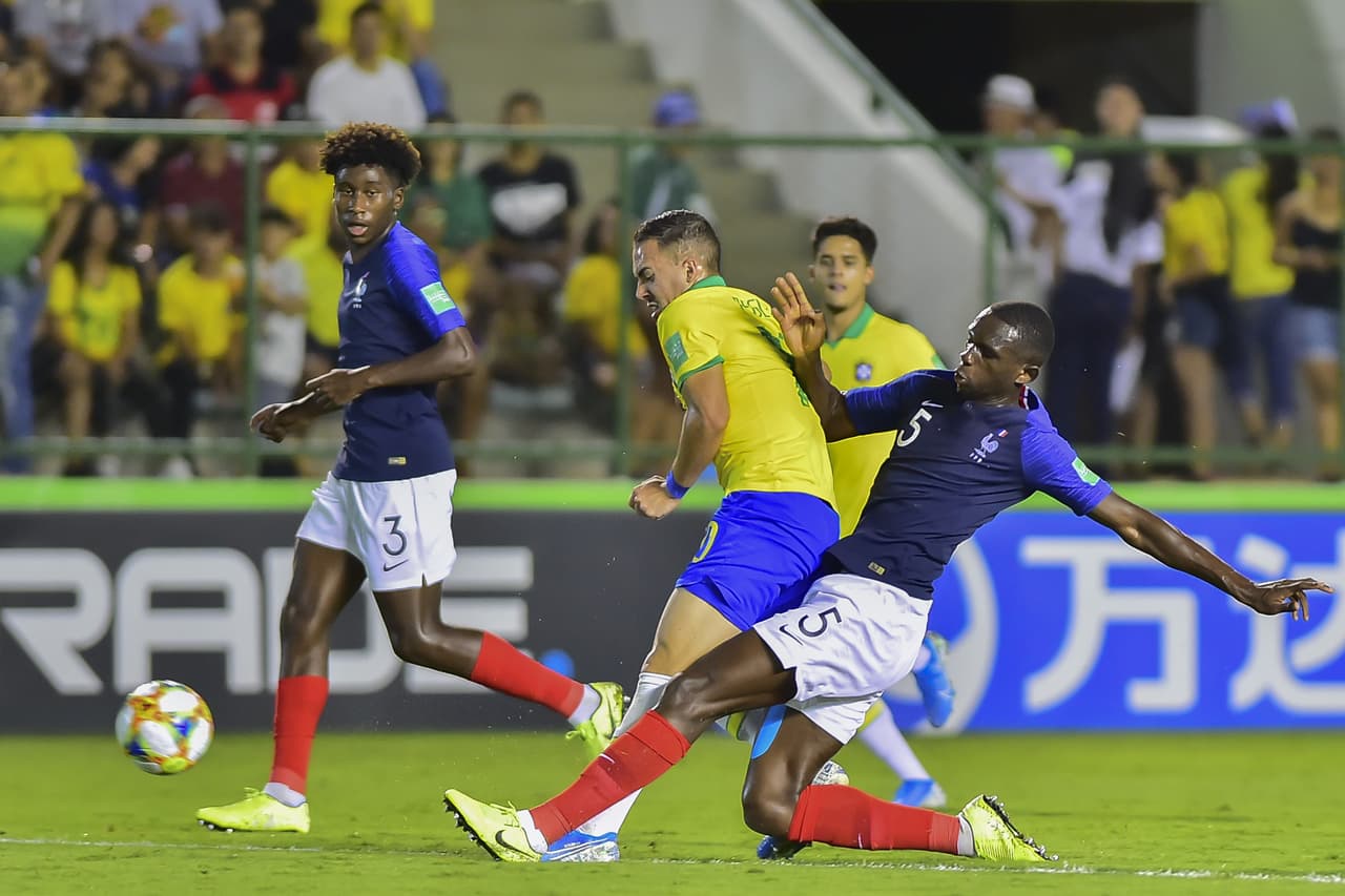 Francia cayó en Brasilia 3-2 ante la verdeamarela que ahora se medirá ante México en la final del torneo.