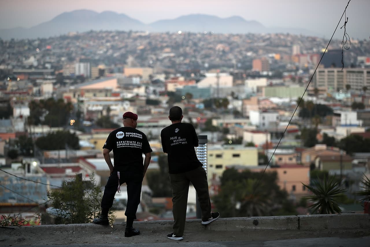 Los veteranos Héctor Barajas y Álex Gómez contemplan la ciudad de Tijuana, donde viven después de ser deportados de los EEUU.